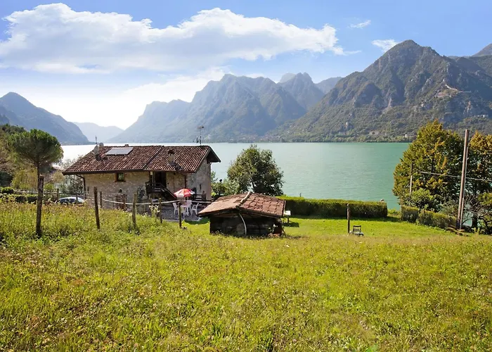 Lakeside Living With Adventure * Crone